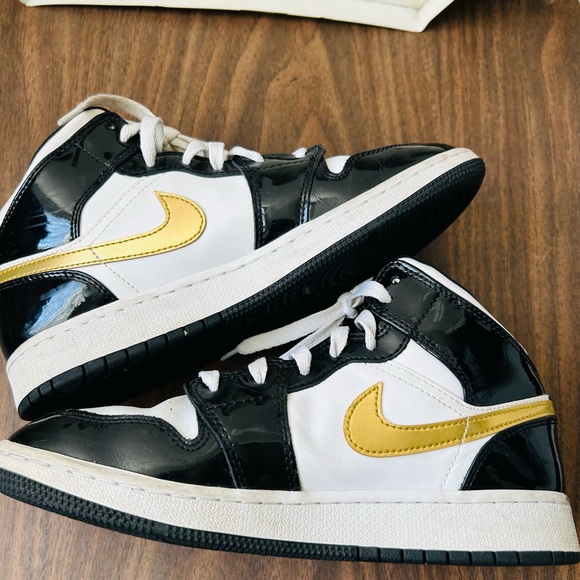 JORDAN 1 MID PATENT SE GS 'BLACK GOLD - Picture 5 of 8
